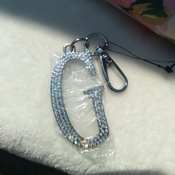 🌸 SOLD🌺Guess Pink Floral Joann Wallet + Charm - Picture 7 of 13